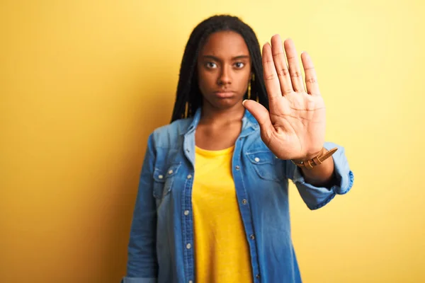 Mujer Afroamericana Joven Con Camisa Mezclilla Pie Sobre Fondo Amarillo —  Fotos de Stock