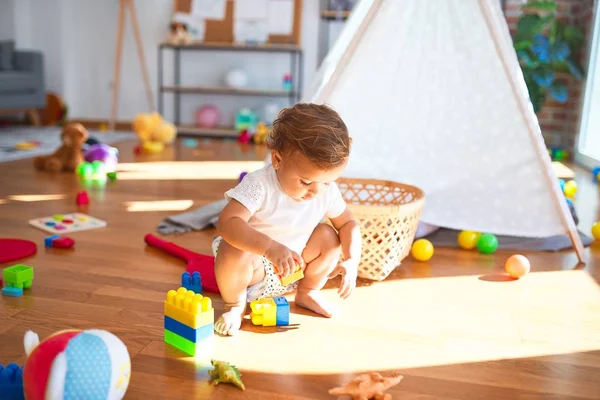 Adorable Niño Jugando Con Bloques Construcción Alrededor Montón Juguetes Jardín —  Fotos de Stock