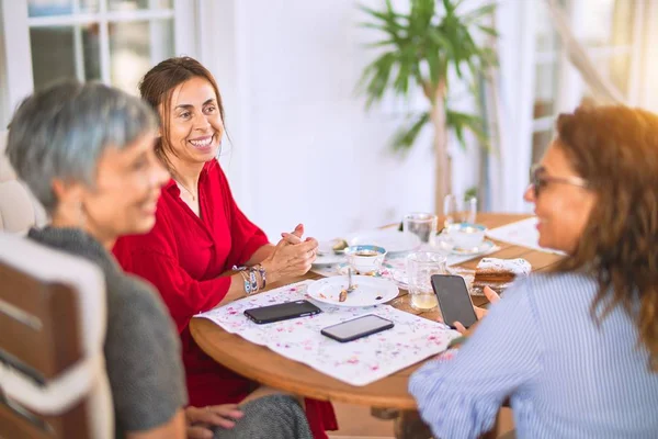 Bijeenkomst Van Middelbare Leeftijd Vrouwen Die Lunchen Koffie Drinken Volwassen — Stockfoto