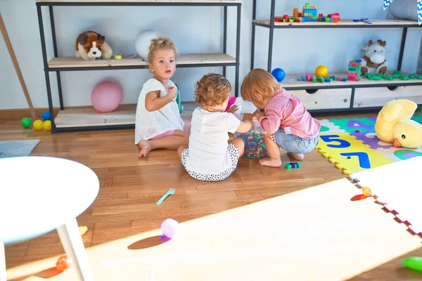 Entzückende Kleinkinder Spielen Kindergarten Jede Menge Spielzeug — Stockfoto