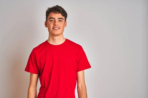 10代の男の子は 幸せとクールな笑顔で白い隔離された背景の上に赤いTシャツを着ていました 運のいい人 — ストック写真