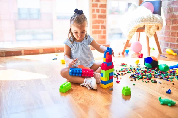 年轻美丽的金发碧眼的女孩喜欢在幼儿园玩玩具 开心地在家里玩积木游戏 — 图库照片