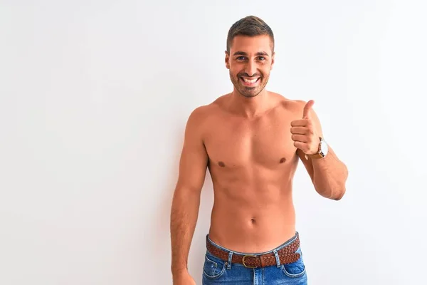 Joven Hombre Guapo Sin Camisa Mostrando Cuerpo Muscular Sobre Fondo — Foto de Stock