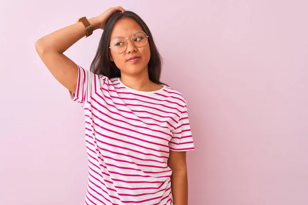 줄무늬 티셔츠를 안경을 여성은 질문에 혼란스럽고 확실하지 머리에 합니다 값비싼 — 스톡 사진