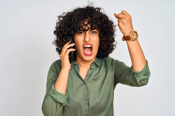 Mujer Árabe Joven Con Pelo Rizado Hablando Teléfono Inteligente Sobre —  Fotos de Stock