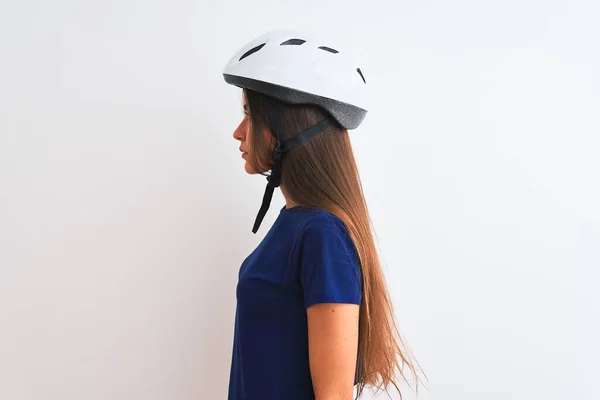 Giovane Bella Ciclista Donna Indossando Casco Bici Sicurezza Sfondo Bianco — Foto Stock