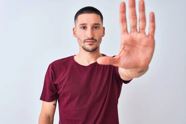 Joven Hombre Guapo Pie Sobre Fondo Aislado Haciendo Dejar Cantar —  Fotos de Stock