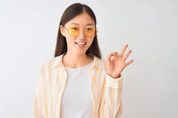 Mladá Číňanka Nosí Pruhovanou Košili Brýle Izolovaném Bílém Pozadí Dělá — Stock fotografie