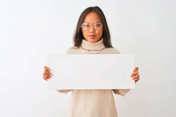 Jong Mooi Chinees Vrouw Dragen Bril Houden Banner Geïsoleerde Wit — Stockfoto