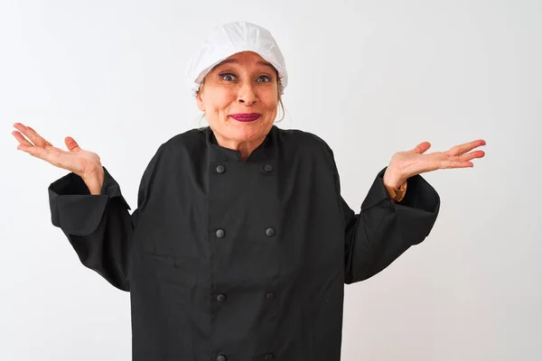 Szef Kuchni Średnim Wieku Kobieta Nosi Mundur Czapkę Stojąc Odizolowanym — Zdjęcie stockowe