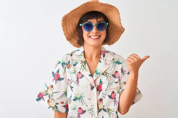 Mujer Vacaciones Con Sombrero Verano Camisa Gafas Sol Sobre Fondo — Foto de Stock