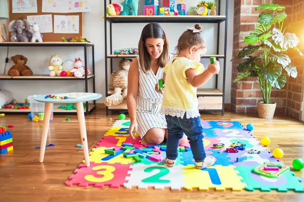 Junge Schöne Lehrerin Und Kleinkind Spielen Kindergarten Mit Bauklötzen — Stockfoto