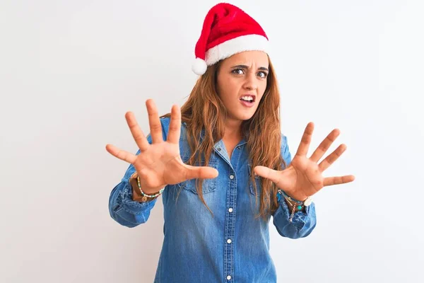 Mulher Ruiva Bonita Nova Usando Chapéu Natal Sobre Fundo Isolado — Fotografia de Stock