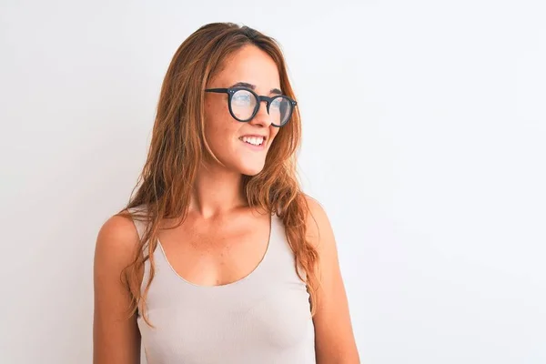 Mujer Pelirroja Joven Con Gafas Pie Sobre Fondo Blanco Aislado —  Fotos de Stock