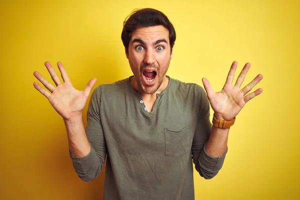 Homem Bonito Jovem Vestindo Camiseta Casual Sobre Fundo Amarelo Isolado — Fotografia de Stock