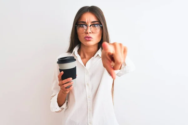 Jovem Empresária Usando Óculos Bebendo Café Sobre Fundo Branco Isolado — Fotografia de Stock