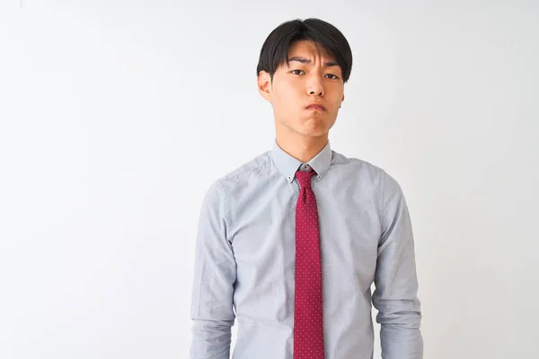 中国のビジネスマン孤立した白い背景の上に立ってエレガントなネクタイを着て落ち込んで 苦痛のために心配し 怒っていると恐れている 悲しい表情 — ストック写真