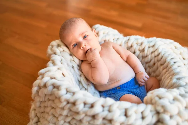 可爱的婴儿躺在地板上 盖在家里的毯子上 新生儿放松和舒适的休息 — 图库照片