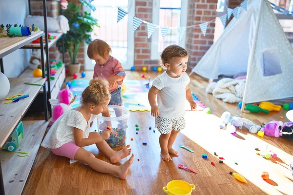 Чарівні Малюки Грають Навколо Багато Іграшок Дитячому Саду — стокове фото