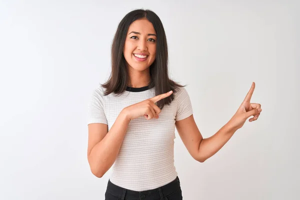 Jonge Mooie Chinese Vrouw Draagt Casual Shirt Staan Geïsoleerde Witte — Stockfoto