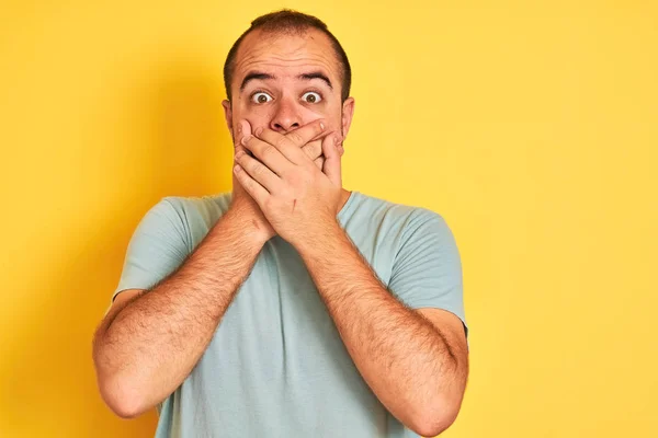 Jovem Vestindo Camiseta Casual Verde Sobre Fundo Amarelo Isolado Chocou — Fotografia de Stock