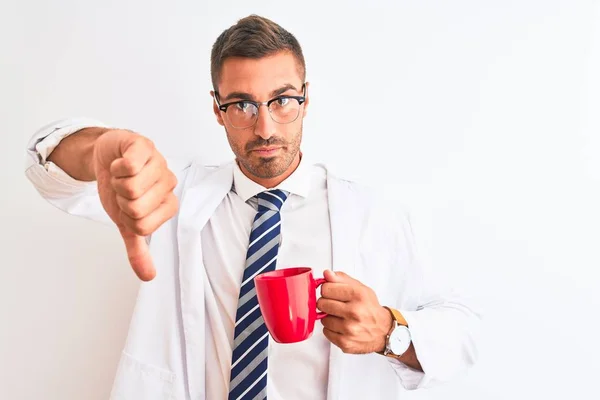 Junger Gutaussehender Therapeut Mann Trinkt Kaffee Über Isoliertem Hintergrund Mit — Stockfoto