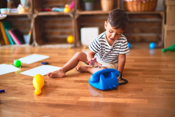 Mooie Peuter Jongen Spelen Met Vintage Blauwe Telefoon Kleuterschool — Stockfoto