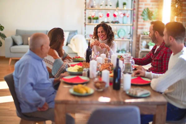 Hermosa Familia Sonriendo Feliz Confiada Comer Pavo Asado Celebrando Navidad — Foto de Stock