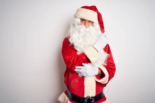 中年男子 穿着圣诞老人的服装 站在孤立的白色背景上 手指头指向广告的侧面 严肃而沉着 — 图库照片