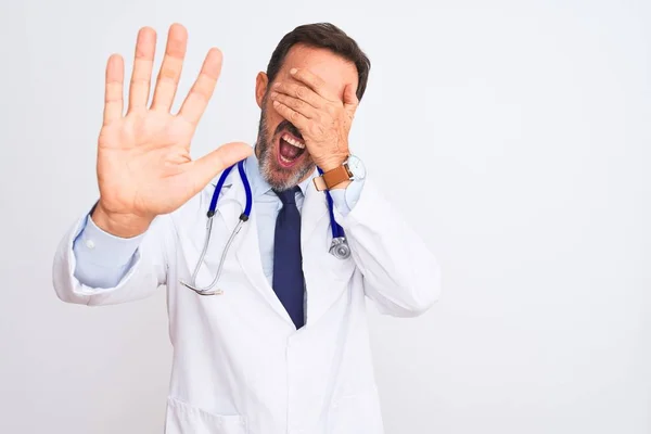 Lekarz Średnim Wieku Noszący Płaszcz Stetoskop Stojący Nad Odizolowanym Białym — Zdjęcie stockowe