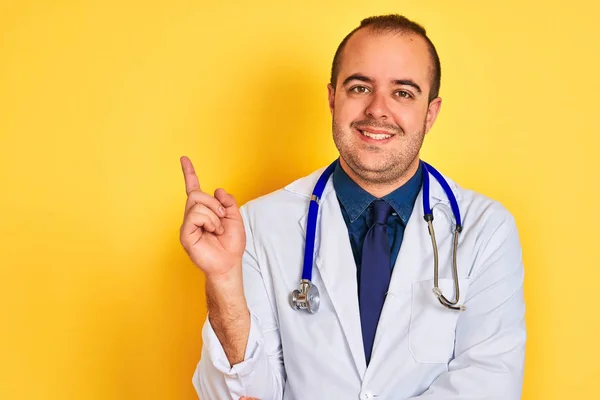 Paltolu Steteskoplu Genç Bir Doktor Izole Edilmiş Sarı Arka Planda — Stok fotoğraf