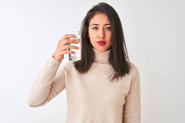 Ung Vacker Kinesisk Kvinna Håller Glas Vatten Stående Över Isolerad — Stockfoto