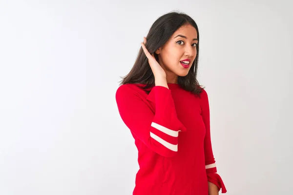Joven Mujer China Hermosa Con Vestido Rojo Pie Sobre Fondo — Foto de Stock