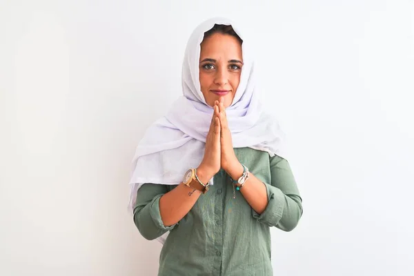Junge Schöne Arabische Frau Trägt Traditionellen Muslimischen Hijab Über Isoliertem — Stockfoto