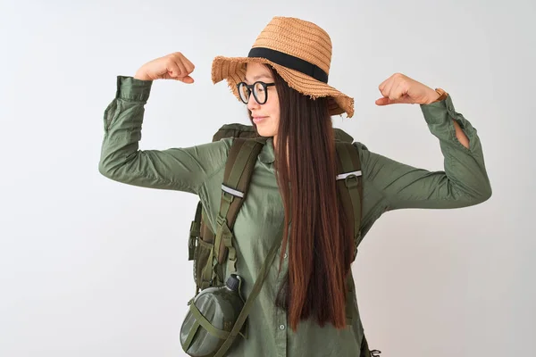 Chinesische Wanderin Mit Kantinenmütze Und Brillenrucksack Vor Isoliertem Weißem Hintergrund — Stockfoto