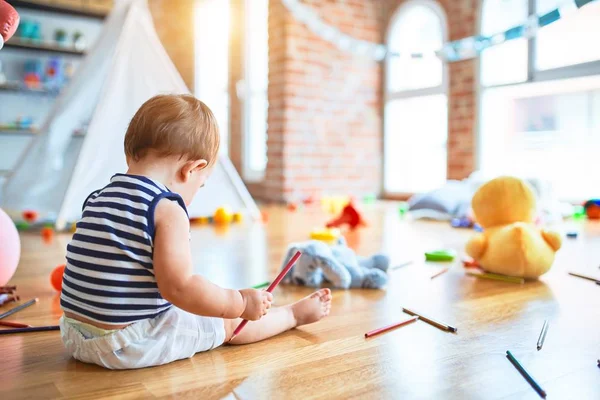 Schattige Peuter Spelen Rond Veel Speelgoed Kleuterschool — Stockfoto