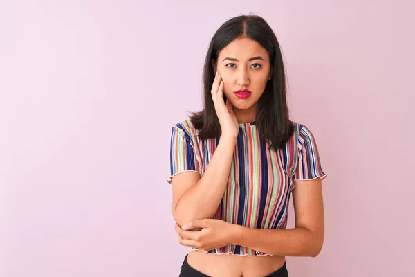 Joven Mujer China Vistiendo Colorida Camiseta Rayas Pie Sobre Fondo —  Fotos de Stock