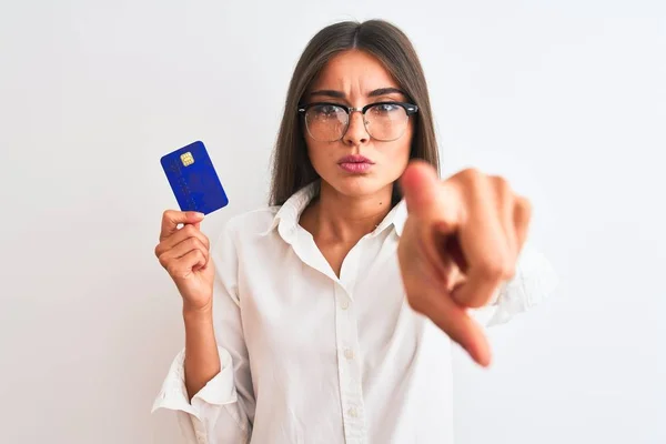Młoda Bizneswoman Okularach Kartą Kredytową Białym Tle Wskazując Palcem Aparat — Zdjęcie stockowe