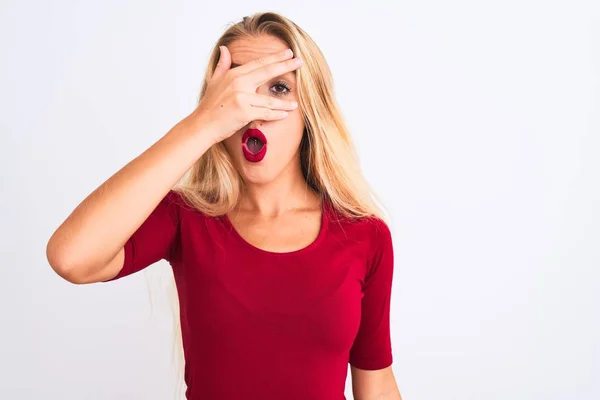 Jovem Mulher Bonita Vestindo Camiseta Vermelha Sobre Fundo Branco Isolado — Fotografia de Stock