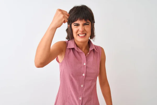 Mujer Hermosa Joven Con Camisa Roja Verano Pie Sobre Fondo — Foto de Stock