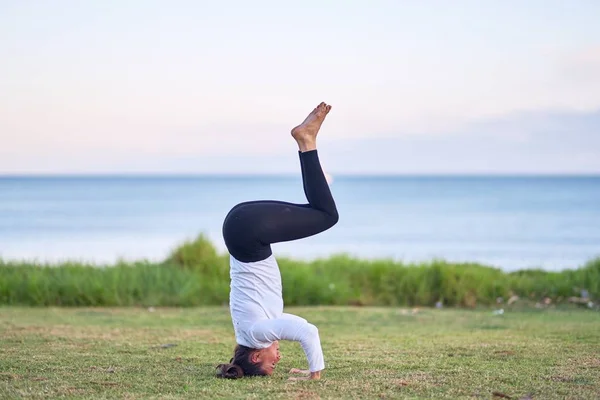 Jonge Mooie Sportvrouw Die Yoga Beoefent Coach Doceert Headstand Pose — Stockfoto