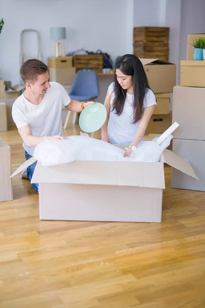 Young Beautiful Couple New Home Cardboard Boxes — Stock Photo, Image
