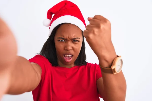 Jovem Afro Americana Vestindo Chapéu Natal Tirando Uma Selfie Sobre — Fotografia de Stock