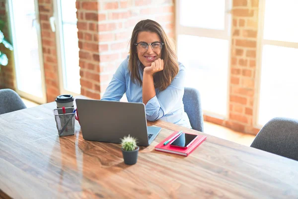 Jovem Mulher Negócios Sentado Mesa Trabalho Usando Laptop Computador Menina — Fotografia de Stock