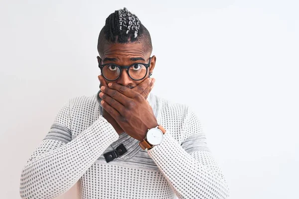 灰色のセーターと眼鏡を身に着けているアフリカ系アメリカ人の男性は 誤って手で口をカバーショックを受けました 秘密概念 — ストック写真