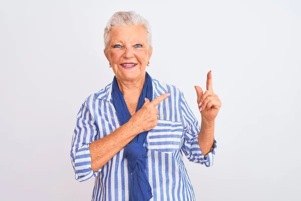 Старшая Седовласая Женщина Голубой Полосатой Рубашке Стоит Изолированном Белом Фоне — стоковое фото