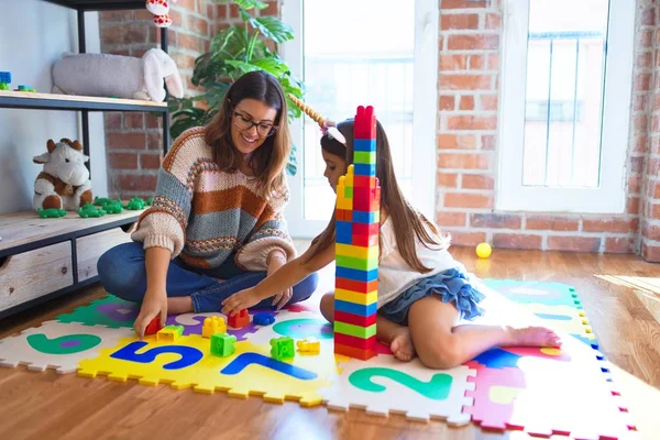 Schöne Lehrerin Und Kleinkind Spielen Kindergarten Mit Bauklötzen — Stockfoto