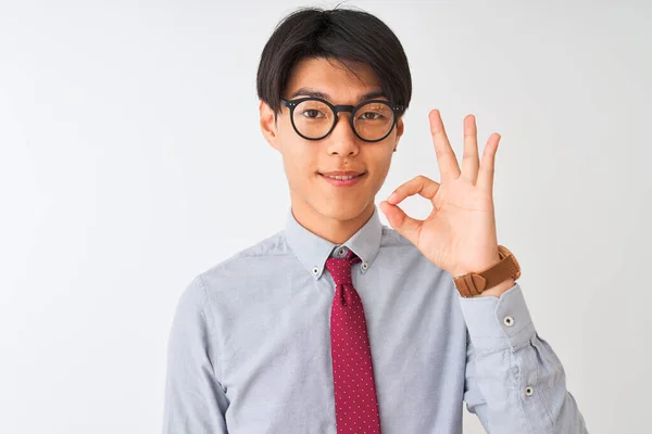 Empresário Chinês Vestindo Gravata Óculos Sobre Fundo Branco Isolado Fazendo — Fotografia de Stock