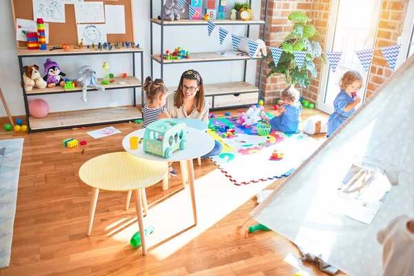 Hermosa Maestra Grupo Niños Pequeños Jugando Alrededor Muchos Juguetes Jardín — Foto de Stock