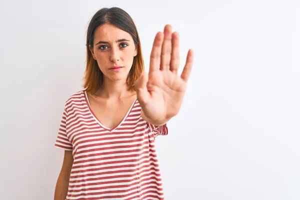 Vacker Rödhårig Kvinna Bär Casual Randig Röd Shirt Över Isolerad — Stockfoto